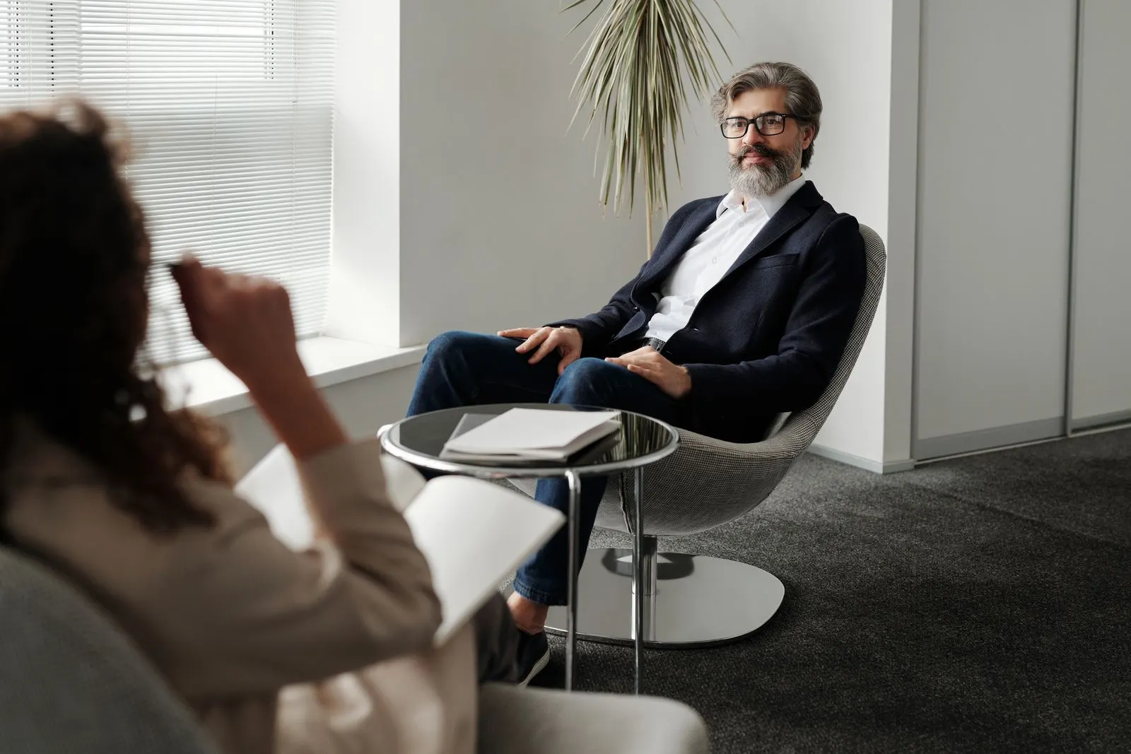 Persönliches Beratungsgespräch in einem hellen Büro
