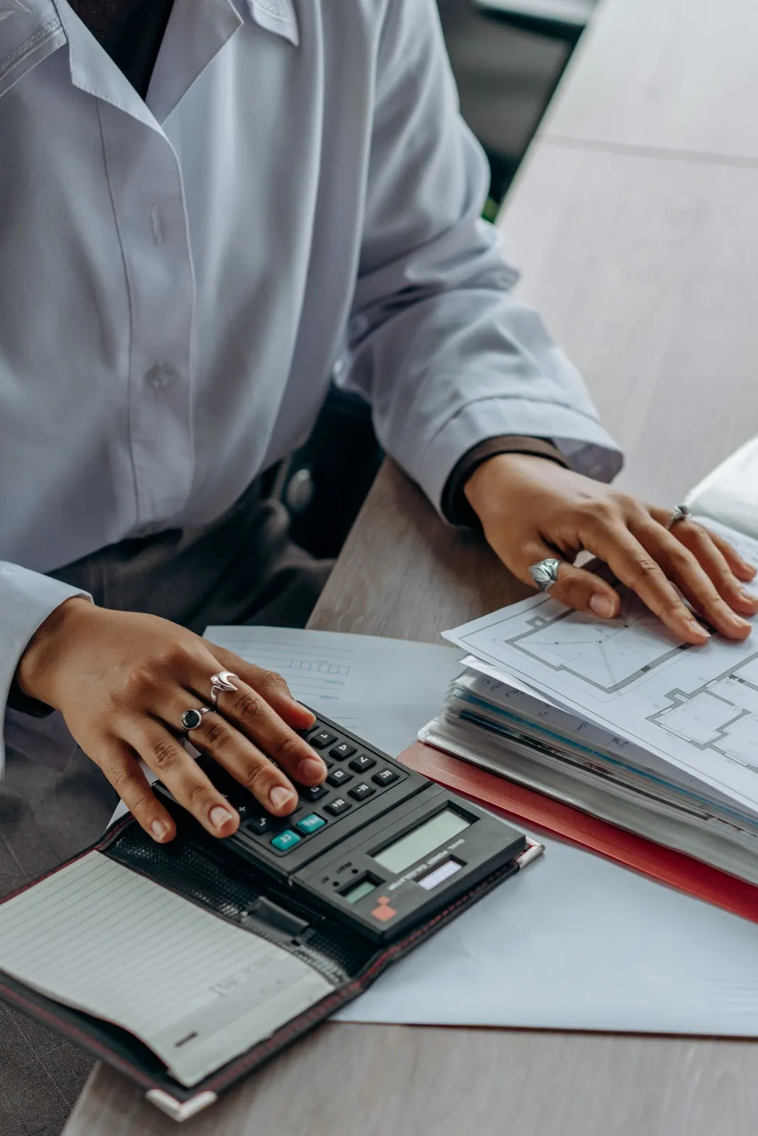 Finanzexperte prüft Unterlagen und berechnet Zahlen