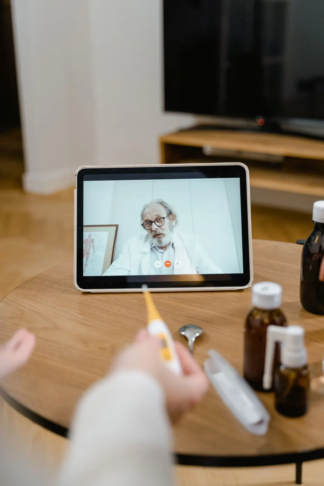 Ärztliche Videosprechstunde auf einem Tablet