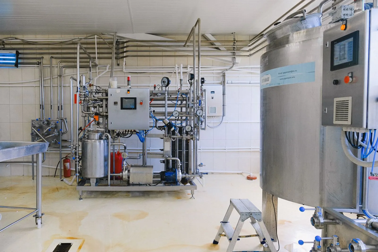 Produktionsanlage mit Rohrleitungen und technischen Bedienelementen