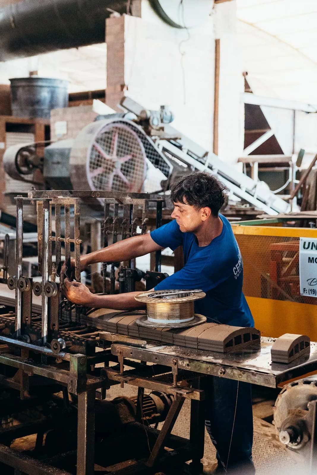Facharbeiter bedient eine Maschine in der industriellen Fertigung