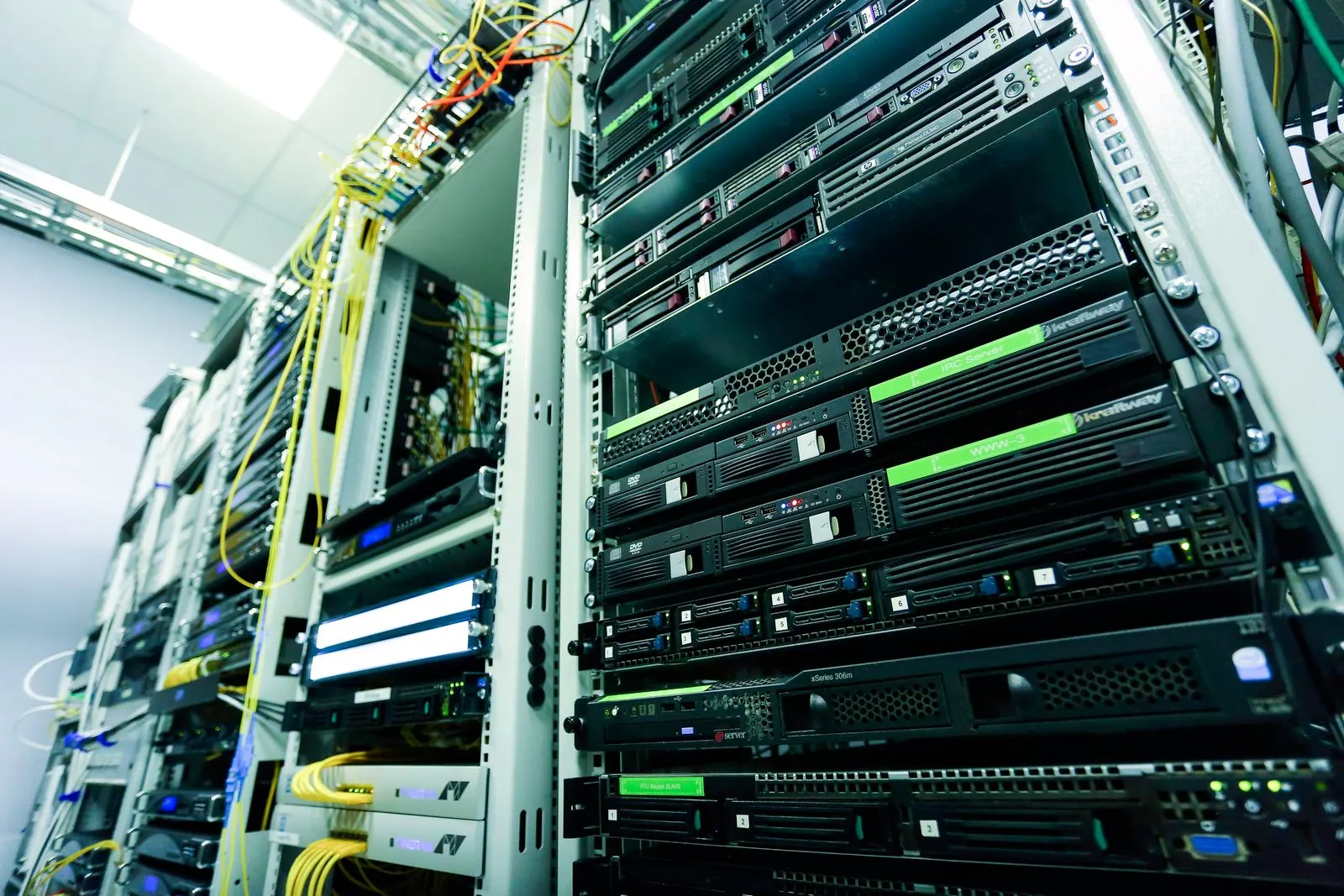 Servertechnik und Netzwerkverkabelung in einem Rack