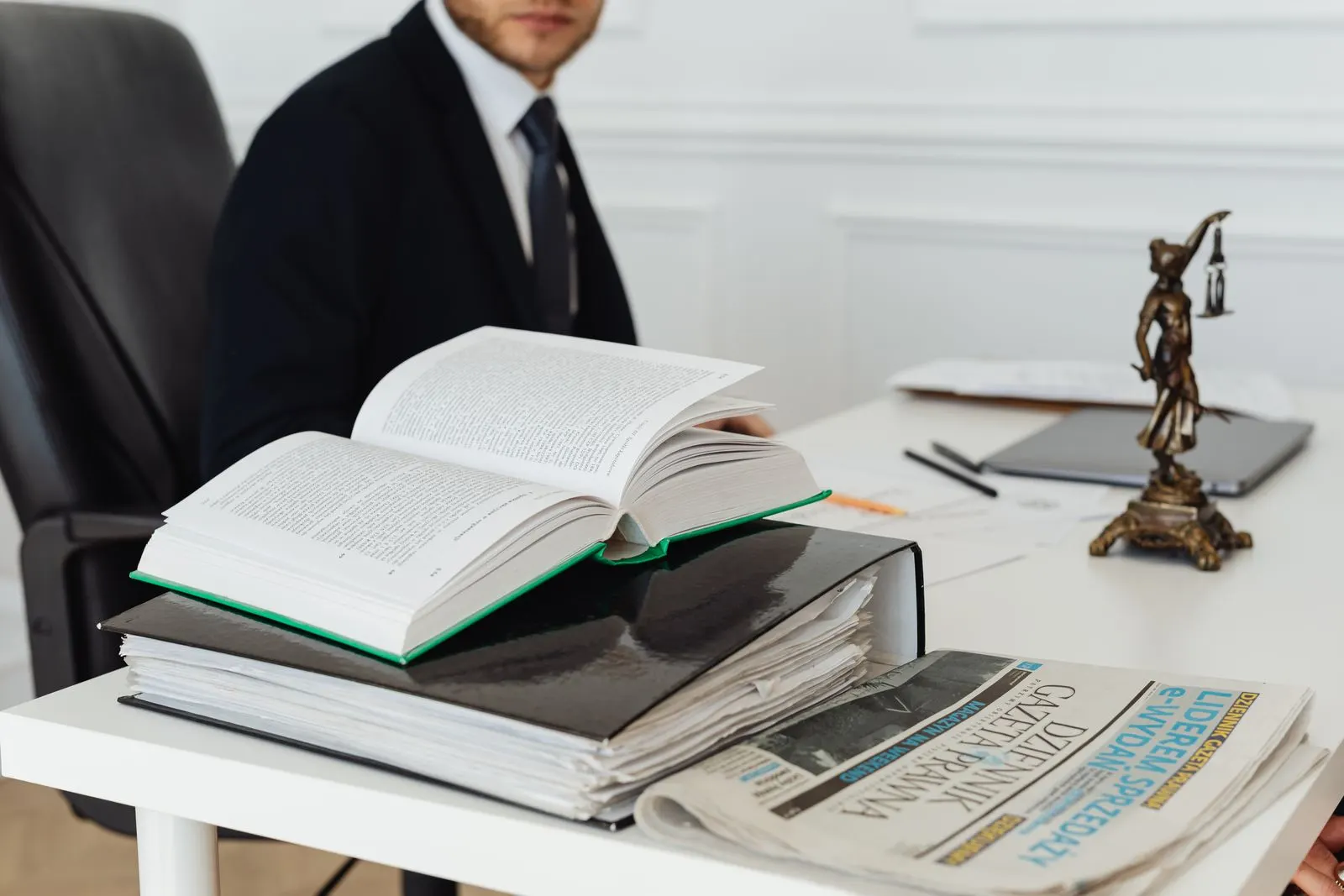 Juristische Fachliteratur und Unterlagen auf einem Kanzleischreibtisch