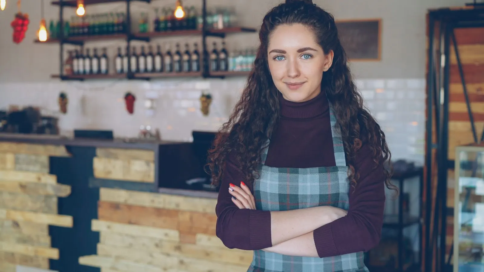 Cafébetreiberin hinter dem Tresen ihres Geschäfts