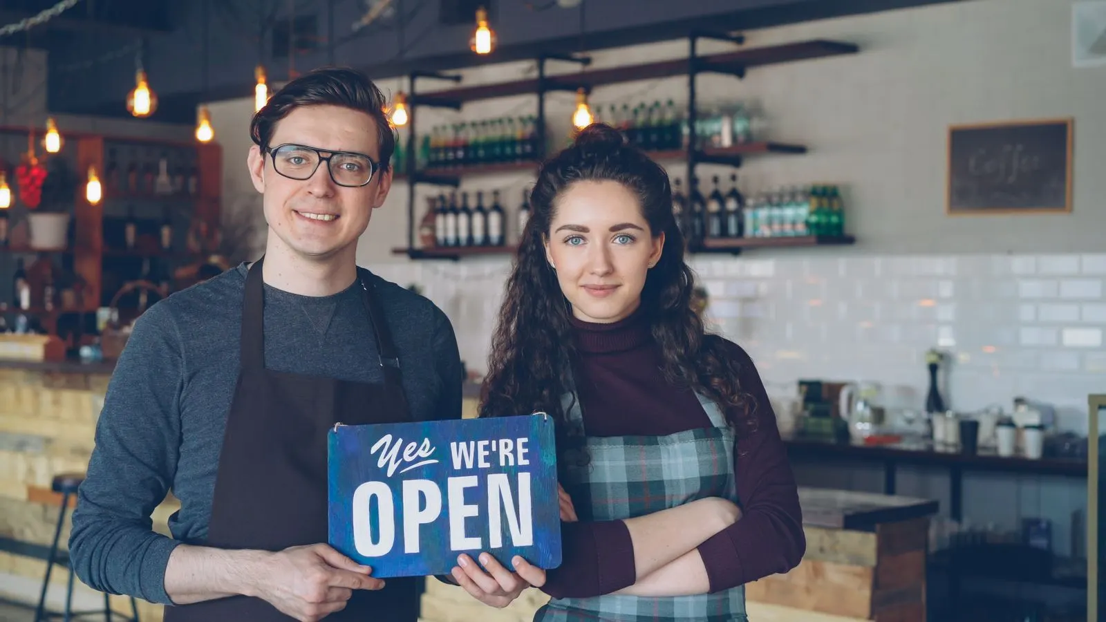 Caféteam begrüßt Gäste mit einem geöffneten Geschäft