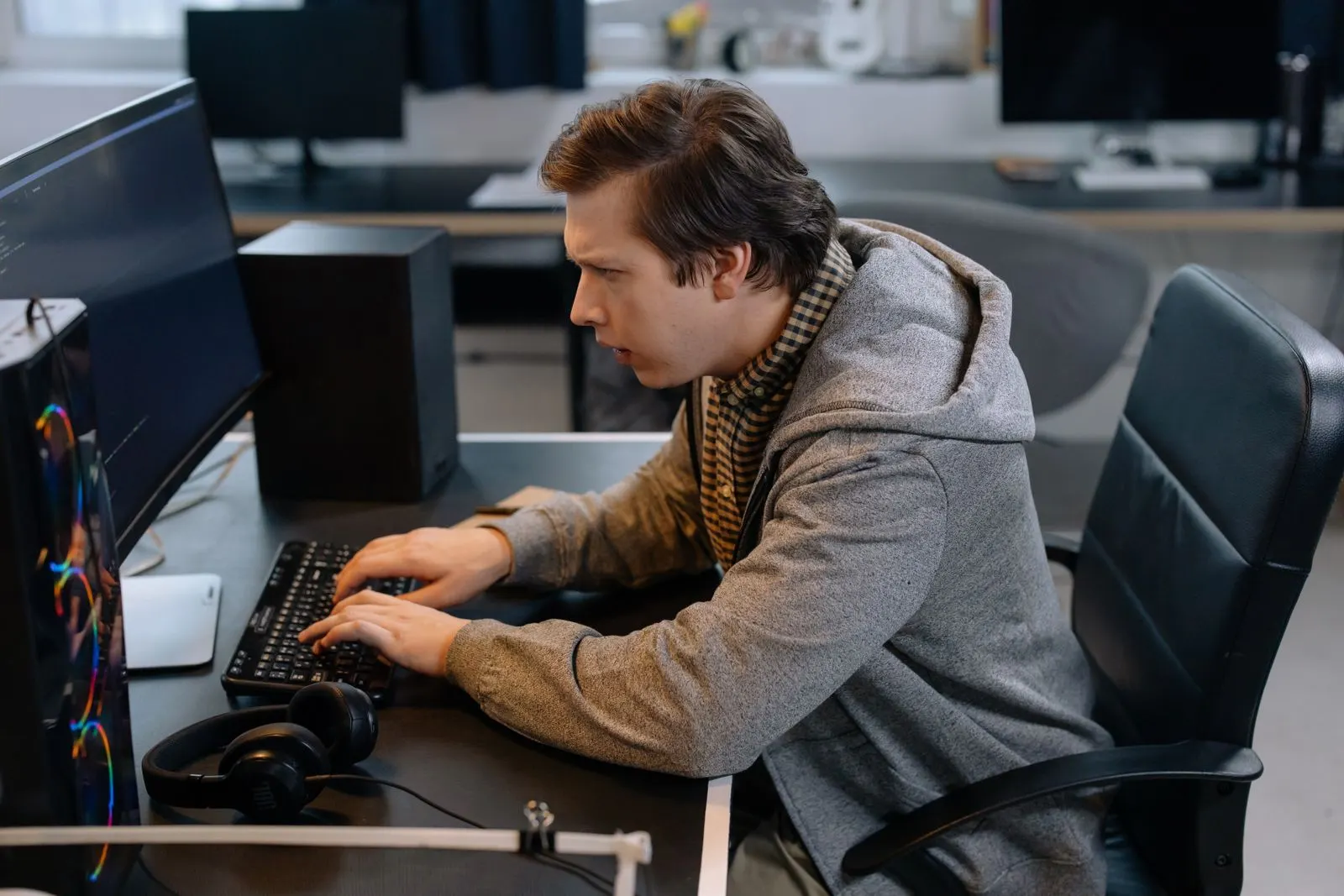 Softwareentwickler arbeitet konzentriert an seinem Computer