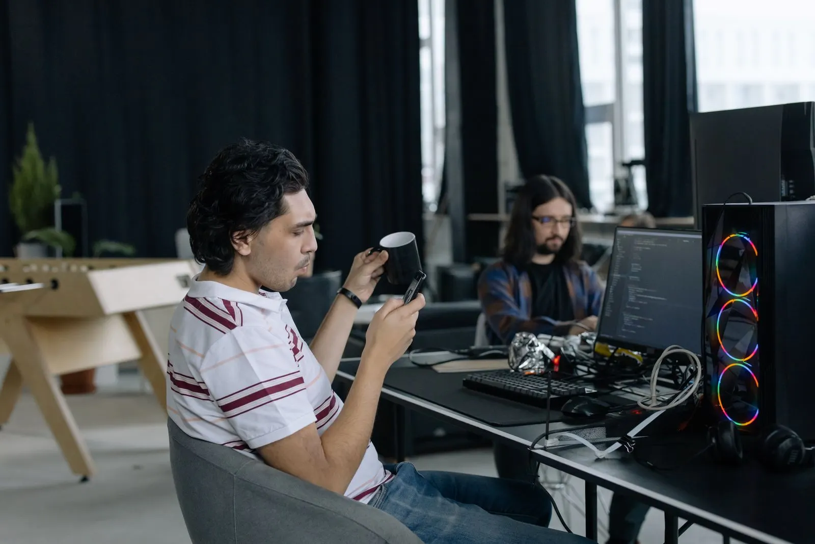 Entwickler an ihren Computerarbeitsplätzen im Büro