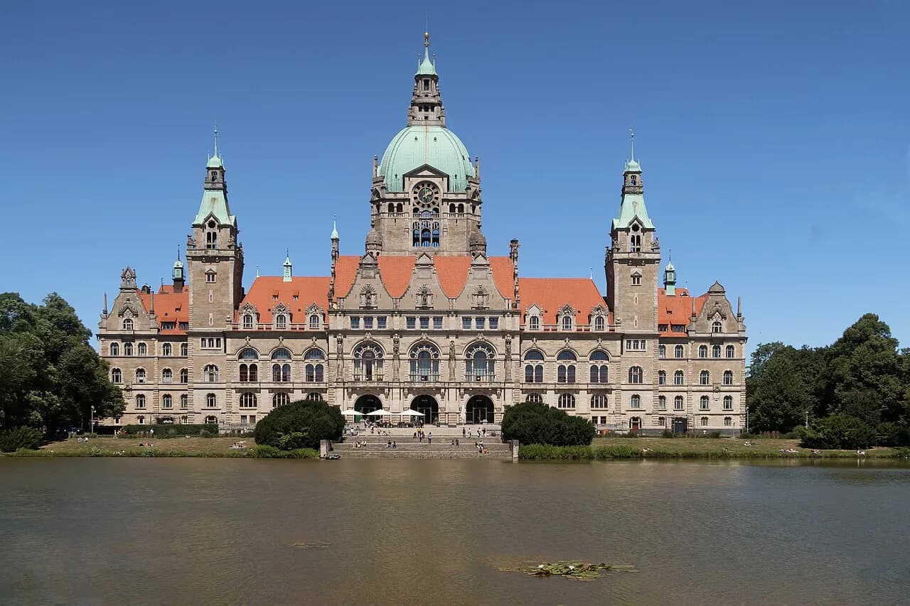 Neues Rathaus Hannover mit Maschteich bei blauem Himmel